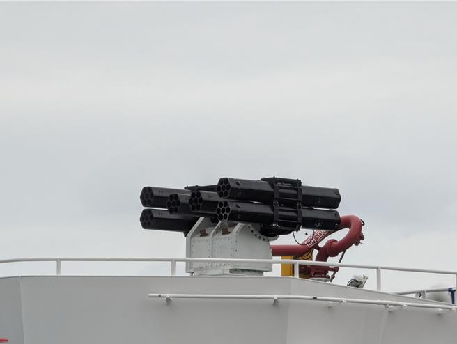 海巡连江舰上搭载了镇海武器系统，这套六组7联装的火箭发射管组成的火箭发射系统，负责水面近战防御任务。（张志康摄）