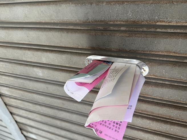 信件投递口被塞满堆置司法邮件无人收取。（纪爰摄）