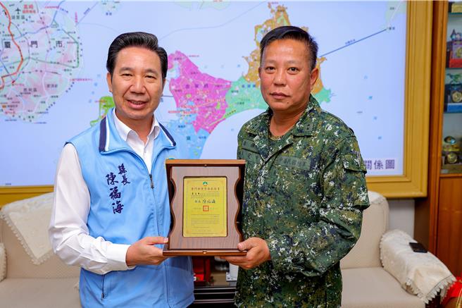 金门县长陈福海(左)颁赠「荣誉县民证」予荣陞为国防部陆军副参谋总长的金防部前指挥官李定中(右)，感谢其任内对金门的投入与贡献。(图／金门县政府提供)
