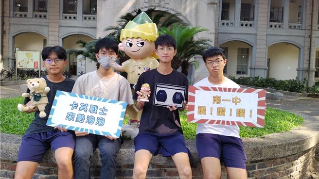 南一中与中一中学生联合会合作推出「争一中联名大学T」，订单已超过百件，且持续热销中。(台南一中提供／曹婷婷台南传真)