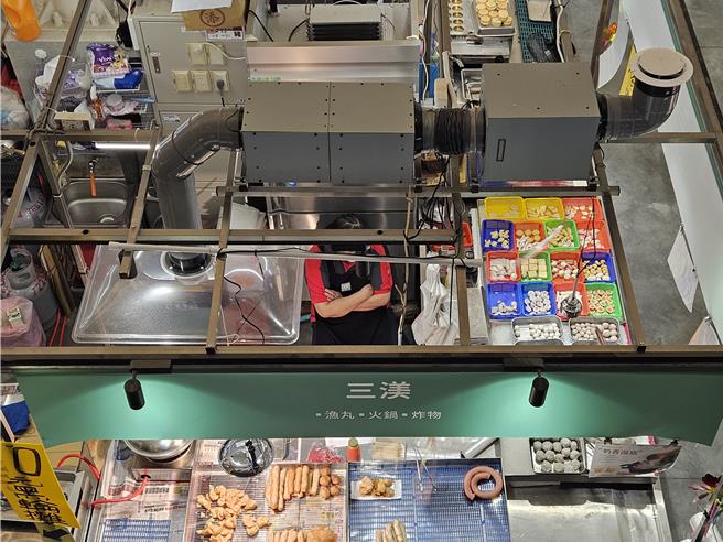 屏东西市场有室内抽油烟机，似效果不佳，整座密闭式空调的市场仍有很重的油烟味。（罗琦文摄）