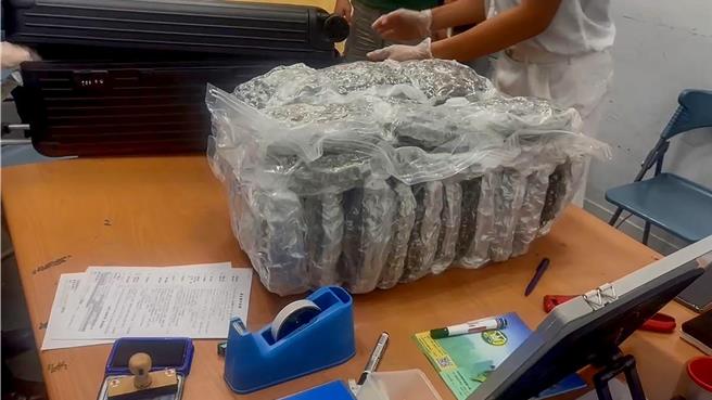 臺北關會同航空警察局查獲入境泰國籍犯嫌之託運行李箱內夾藏第二級毒品大麻。（航警局提供／陳麒全桃園機場傳真）