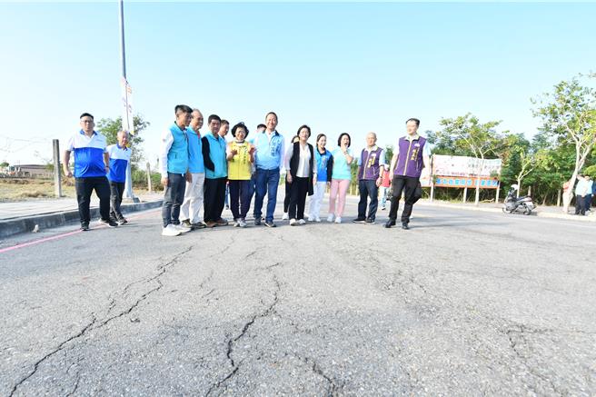 彰化县政府近来进行田中马拉松赛事路段改善工程，彰化县长王惠美与民代视察施作进度。（彰化县政府提供／孙英哲彰化传真）