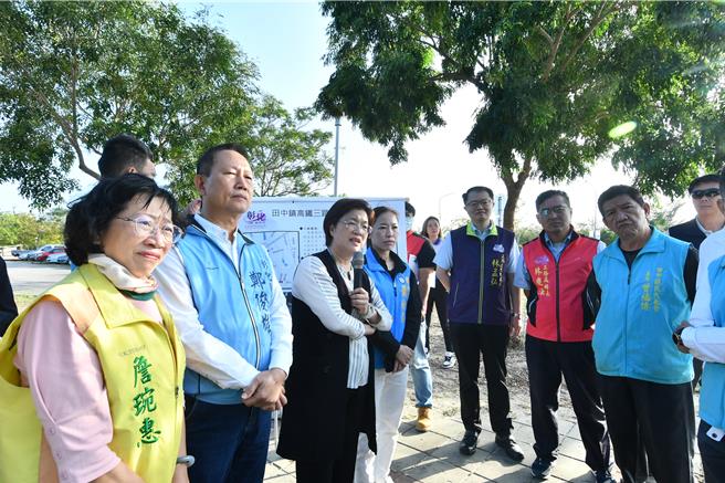 彰化县政府近来进行田中马拉松赛事路段改善工程，彰化县长王惠美与民代视察施作进度。（彰化县政府提供／孙英哲彰化传真）