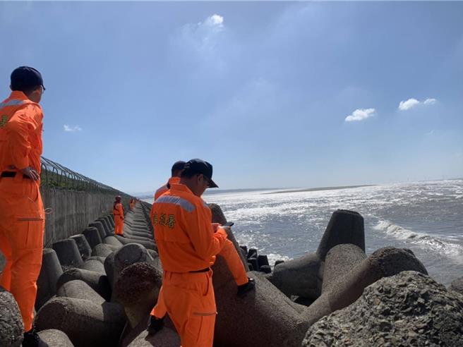 新竹市1名70歲老翁6日上午11點多客雅溪出海口挖蛤蜊時，疑似遇上漲潮不慎落海，新竹市消防局獲報立刻趕往現場，與海巡人員全力搜救中。（翻攝照片／王惠慧新竹傳真）