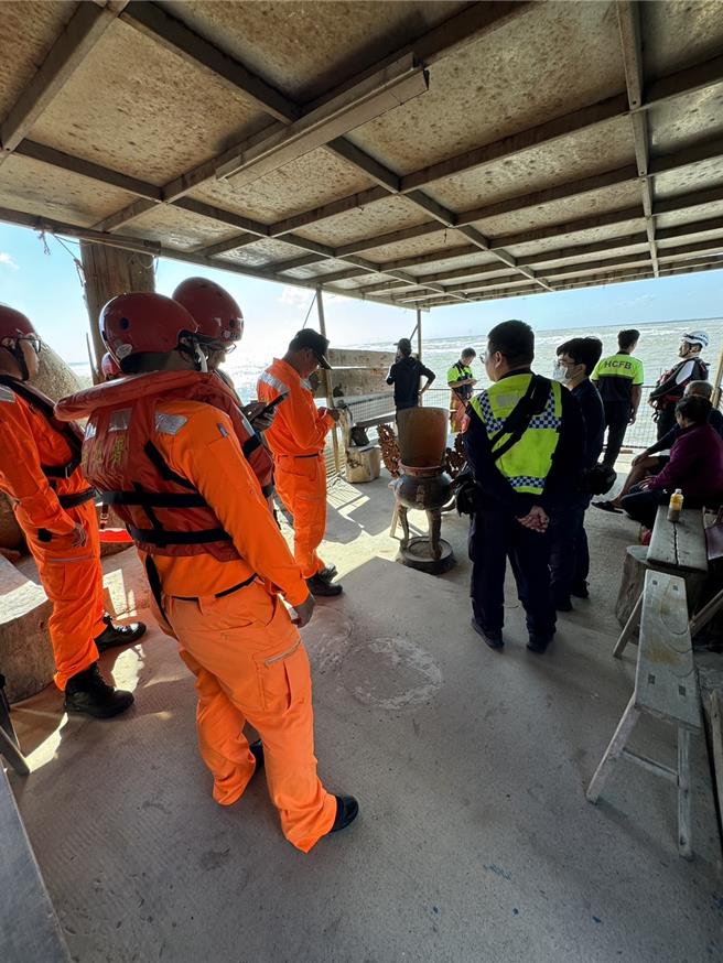 新竹市1名70歲老翁6日上午11點多客雅溪出海口挖蛤蜊時，疑似遇上漲潮不慎落海，新竹市消防局獲報立刻趕往現場，與海巡人員全力搜救中。（翻攝照片／王惠慧新竹傳真）