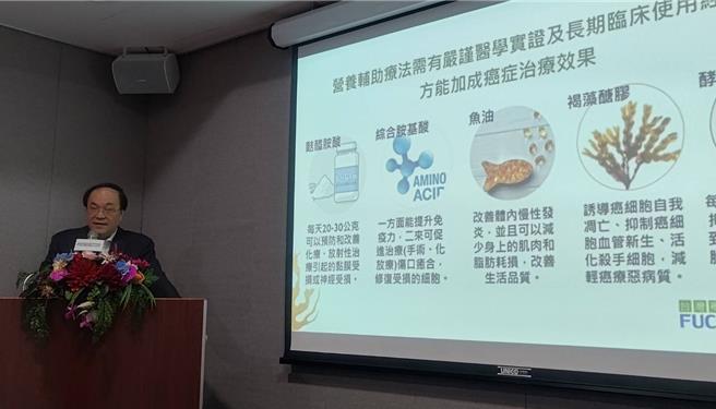 台湾整合医学推广协会理事长刘士铭医师建议癌友，考虑额外补充保健品，例如麸酰胺酸、综合胺基酸、鱼油、褐藻醣胶、酵母硒，有助于维持生活品质。（王家瑜摄）