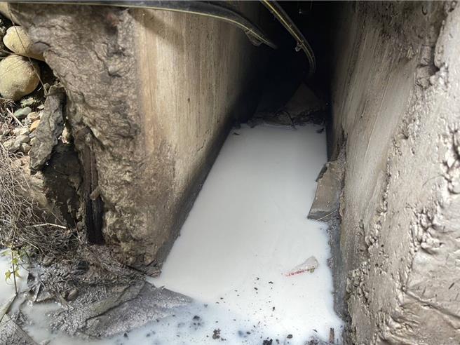 桃園市蘆竹龜山地區一帶，有不肖廠商於5、6日兩度排放汙水，導致溪流呈現藍白色。（桃園市環保局提供）