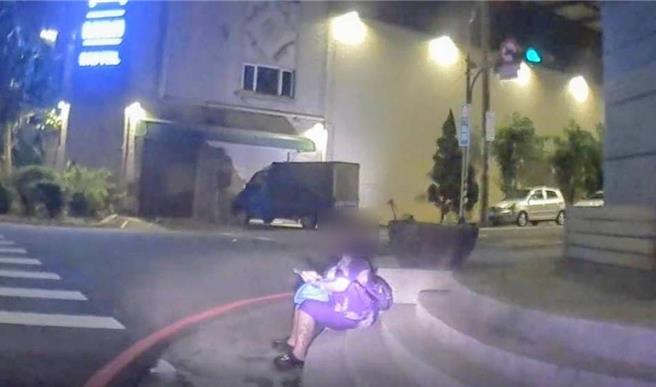 女子坐在路边哭泣引起警方注意，警方上前关心后便协助女子返家。（芦竹警分局提供）