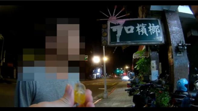 警方当场查获邱嫌持有丧尸烟弹。（翻摄照片／林郁平台北传真）