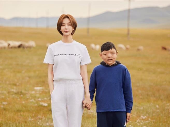 蔡淑臻跟著基金會探訪顱顏孩子。（羅慧夫顱顏基金會提供）