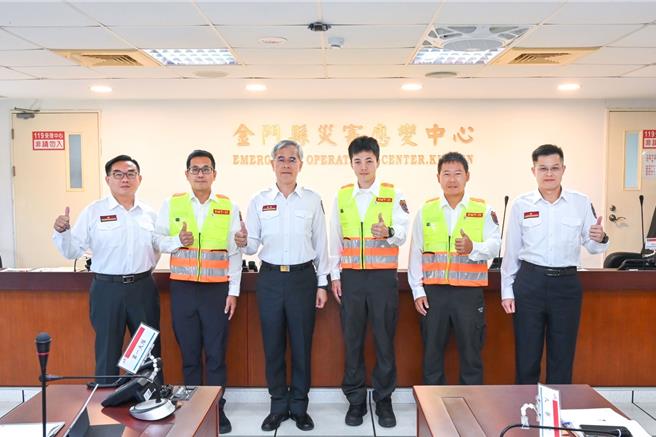 金门县消防局创全国之举设计「救命之星」荣誉胸章，今日举行首场授章仪式，以彰显救护人员在急救过程中展现的技术、承担与责任。(图／金门县消防局提供)