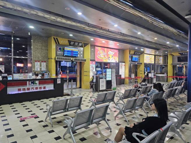 台北转运站没落，有网友上车时发现全车只有4人买票搭乘。（图／记者杨雅婷摄影）