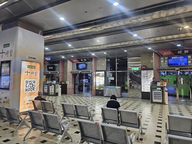 不少客运业者搬到租金较便宜的3、4楼，但候车月台人烟稀少。（图／记者杨雅婷摄影）