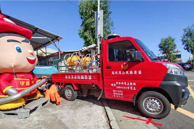 正觉教育基金会暨佛教正觉同修会捐赠3辆勘灾车及设备系。(吕丽甄摄）