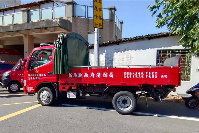 正觉教育基金会暨佛教正觉同修会捐赠3辆勘灾车及设备系。(吕丽甄摄）