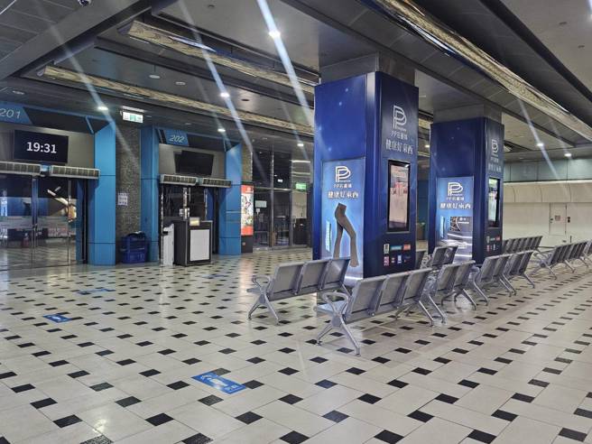 2楼已没有客运业者，空荡荡一片。（图／记者杨雅婷摄影）