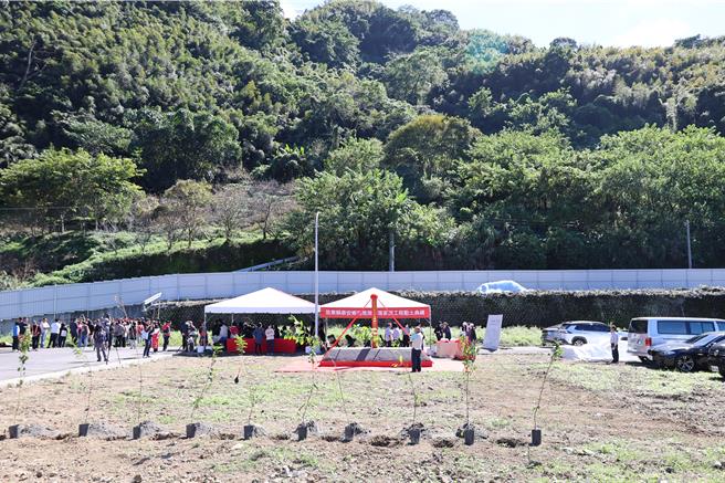 苗栗县泰安乡司马限部落重建家屋歷经38年终得动工，未来家屋将座落这块平台上。（谢明俊摄）