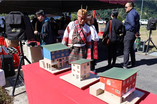 苗栗县泰安乡司马限部落重建家屋歷经38年终得动工，部落耆老端详未来家屋模型。（谢明俊摄）