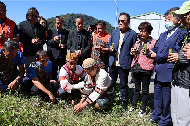 苗栗县泰安乡司马限部落重建家屋歷经38年终得动工，由泰雅族长老主持祈福仪式。（谢明俊摄）