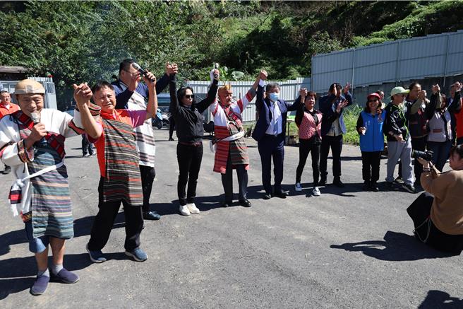苗栗县泰安乡司马限部落重建家屋歷经38年终得动工，泰雅族人跳舞欢庆家屋重建。（谢明俊摄）
