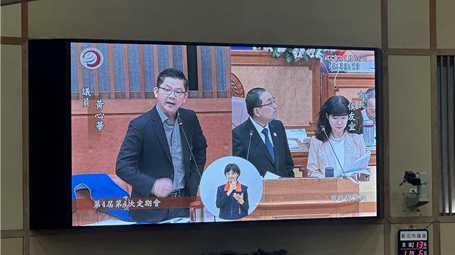 新北市议员黄心华随机抽查新北27处机车换电站，发现其中暗藏消防危机。（贺培晏摄）