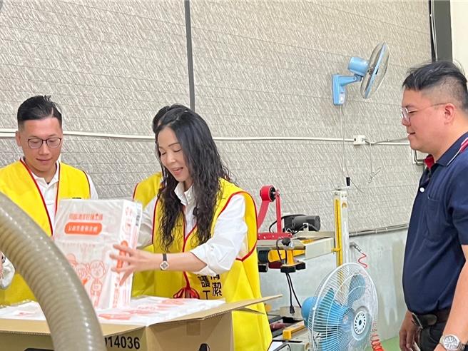 苗栗縣長夫人陳美琦6日親赴庇護工場體驗擔任一日場長，實際體驗工場作業流程。（苗栗縣政府提供／謝明俊苗栗傳真）