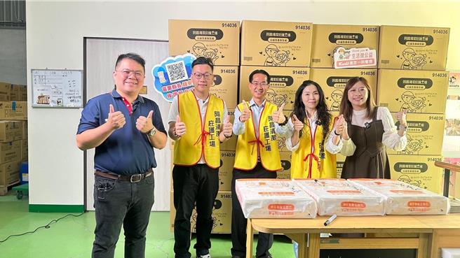 苗栗縣長夫人陳美琦6日親赴庇護工場體驗擔任一日場長，協助推銷工場所生產愛衛生紙。（苗栗縣政府提供／謝明俊苗栗傳真）