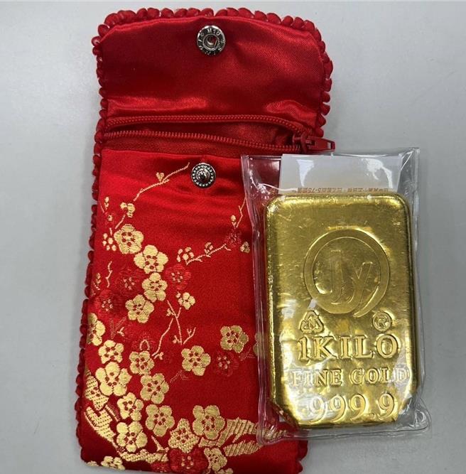 老婦攜200萬黃金要面交，警逮車手。（警方提供）