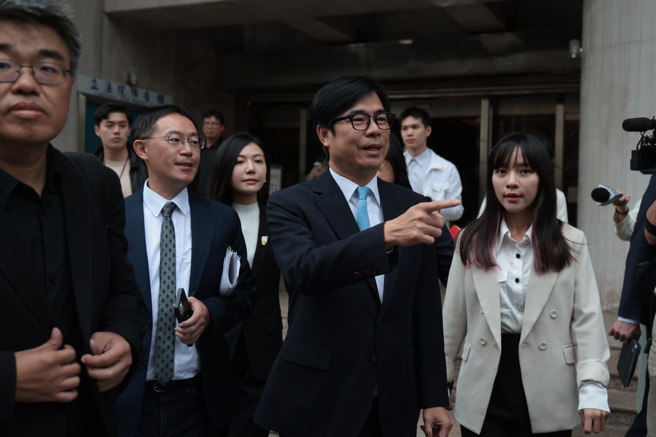 高雄市长陈其迈（图中）出席立法院财政委员会，引发关注。（图／郭吉铨摄）