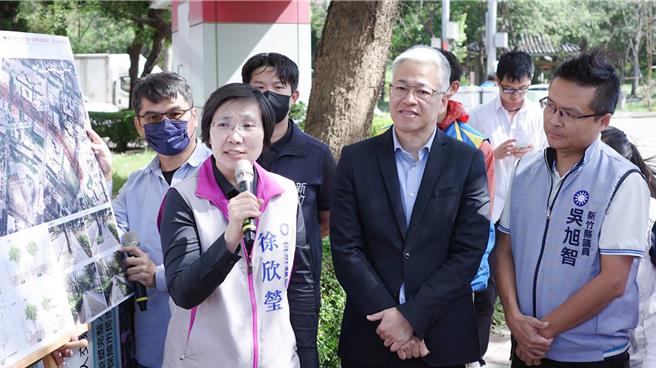 立委徐欣莹6日率立法院内政委员会及内政部国土署考察新竹县人行安全环境改善，会勘竹北市光明六路增设偏心左转车道与路口行人安全改善计画，表示会在中央持续争取经费。（罗浚滨摄）