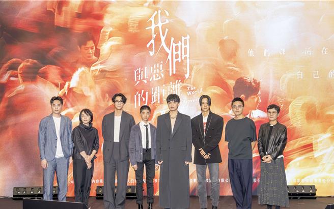 《我们与恶的距离2》主创，制作人江承恩（左起）、制作人林昱伶、周渝民、白润音、刘子铨、薛仕凌、导演林君阳、编剧吕莳媛。（CATCHPLAY提供）