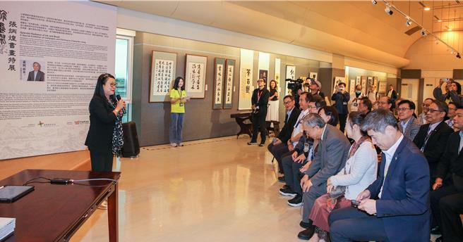 采盟文教基金会董事长古素琴（左）特别邀请享誉国际的知名书法家张炳煌教授举办「翰墨灿灿—张炳煌书画特展」，展期将持续至明年2月4日，展出地点为桃园国际机场第二航厦D区艺文展演空间。（陈麒全摄）