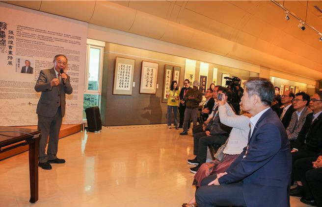 张炳煌教授（左）结合AI科技研发「智慧e笔」，成为书法数位化的先驱，获得国际间高度肯定。（陈麒全摄）