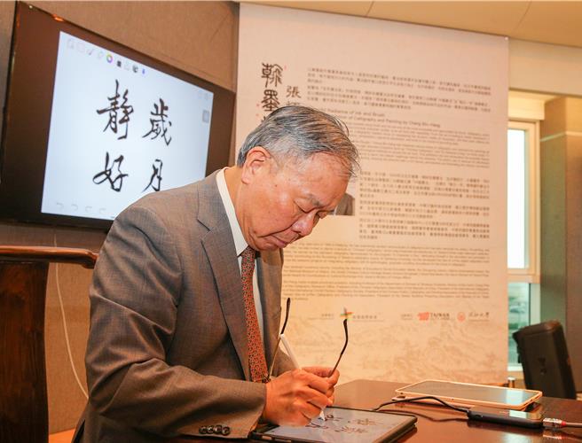 张炳煌教授结合AI科技研发「智慧e笔」，成为书法数位化的先驱，获得国际间高度肯定，在展览馆现场也亲自用平版电脑结合AI科技写下「岁月静好」展示。（陈麒全摄）