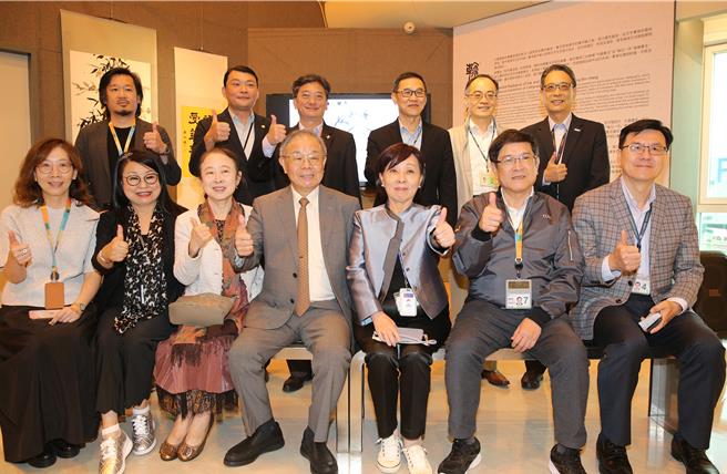 采盟文教基金会董事长古素琴（前排左二）特别邀请享誉国际的知名书法家张炳煌教授（前排中）举办「翰墨灿灿—张炳煌书画特展」，展期将持续至明年2月4日，展出地点为桃园国际机场第二航厦D区艺文展演空间。（陈麒全摄）