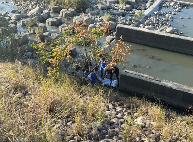台中市潭子區旱溪驚見一具浮屍。（民眾提供／李京昇台中傳真）