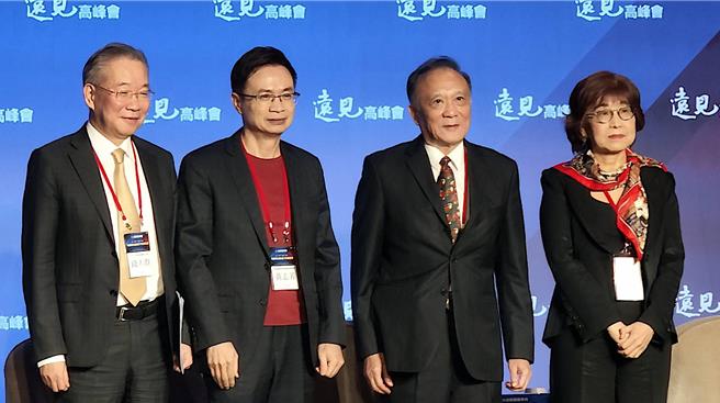 外貿協會董事長黃志芳（左2）、IBM大中華前董事長／總裁錢大群（左1）、大成集團董事長韓家宇（右2）出席遠見高峰會，針對地緣政治進行討論。（圖／柳名耕攝）