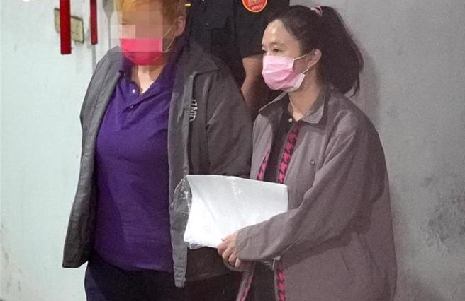 台北地檢署偵辦京華城容積率弊案，提訊在押的國民黨台北市議員應曉薇（右）（中時資料照片，黃世麒攝）