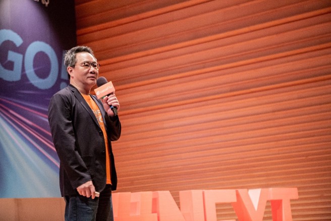 年会由 cacaFly 执行长Yves开场，深入探讨 AI 模型的发展及其在广告创意中的应用，展现 cacaFly 对数位趋势的敏锐洞察。（图/圣洋科技提供）