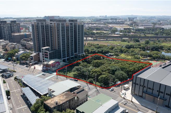 桃园市新屋区头洲机六机关用地约面积约6100平方公尺，桃园市都发局规画设置社会住宅，地方要求市府在规画时1至3楼要设置睦邻的公共设施，如图书馆、运动中心、托婴中心、金融机构等，供周遭与地方的居民使用。（都发局提供／廖姮玥桃园传真）