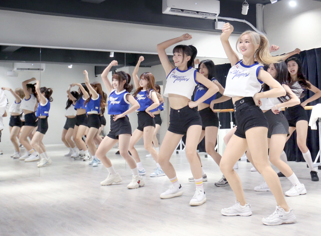 世界12强棒球赛即将登场，中华啦啦队CT Amaze 6日团练，展现自信与活力。（范扬光摄）