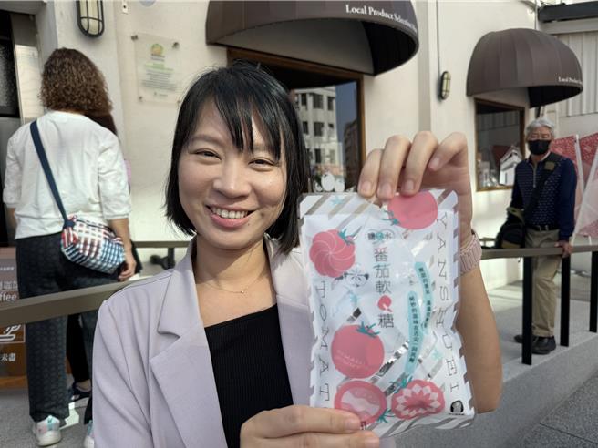 盐水农会总干事邱子轩自己也非常喜爱「盐水番茄软Q糖」的风味。（宝智华摄）