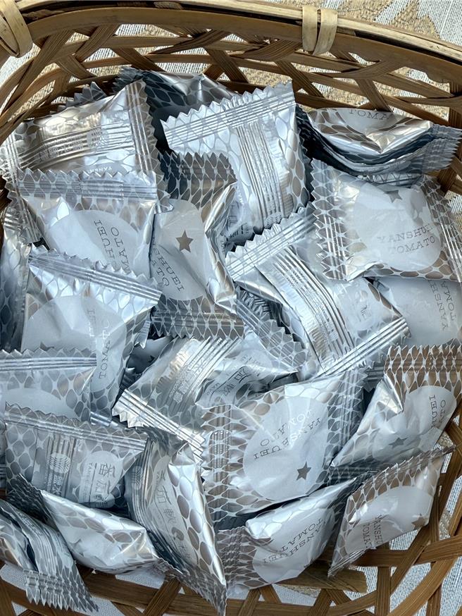 「盐水番茄软Q糖」採随身包设计，方便随身携带食用。（宝智华摄）