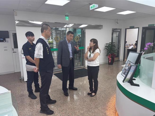 大安分局分局长黄水愿至银行进行反诈骗宣导。（翻摄照片／林郁平台北传真）