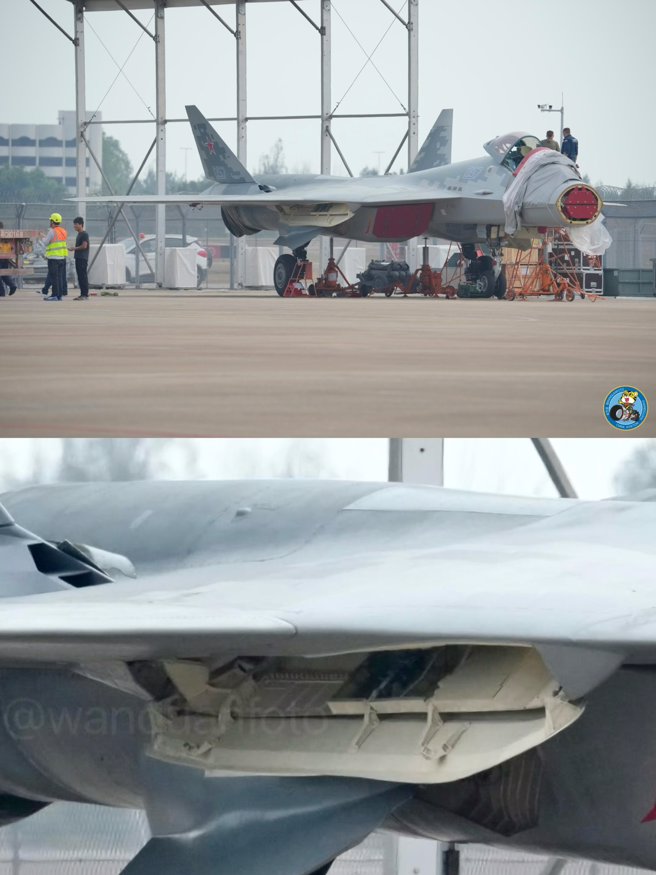 珠海航展開幕前夕，前來參展的Su-57原型機，出現了彈艙開啟的狀態，可惜沒有飛彈。(圖/x)