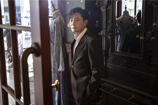 张信哲日前拍摄代言广告。（潮水音乐提供）