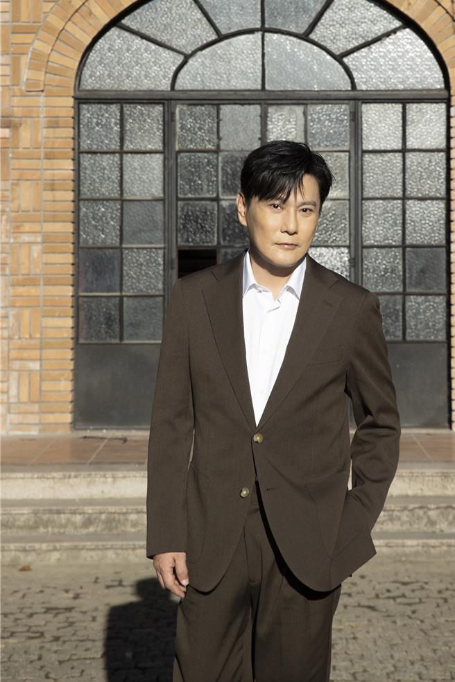 张信哲日前拍摄代言广告。（潮水音乐提供）