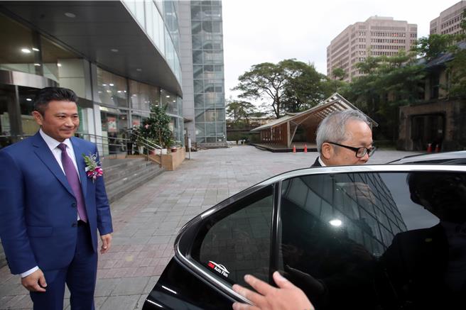 台湾金联资产管理6日进行董事长交接，突然遭拔官的卸任董事长施俊吉（右）致词时在吐无奈心声，表示4年前不知道为什么来这里，4年后一样不知道自己为什么离开。典礼结束新任董事长吕政璋（左）按惯例送施俊吉下楼搭车离开，但施从头到尾都未正眼看吕，就连一旁媒体询问是否可以跟吕握手，施也不予理会，上车后头撇向另一边，场面十分尷尬。（黄世麒摄）