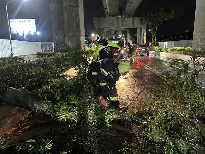 康芮颱風期間新北市消防局總動員救災。（新北市消防局提供）